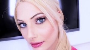 Amateur Allure: Super hot teen chick really likes nailing