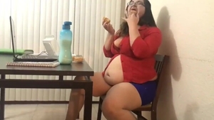 Chubby female got her pussy pounded solo