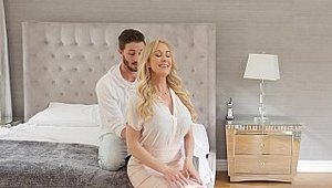 Cum 4K: Blonde babe american Brandi Love massage in the bed