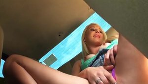 Amateur voyeur dick sucking in a car