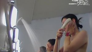 Pretty amateur voyeur bends over in shower