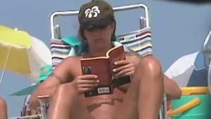 Amateur voyeur got her pussy smashed at the beach