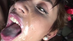 Puta Locura: Sweet spanish bitch goes for cumshot in HD